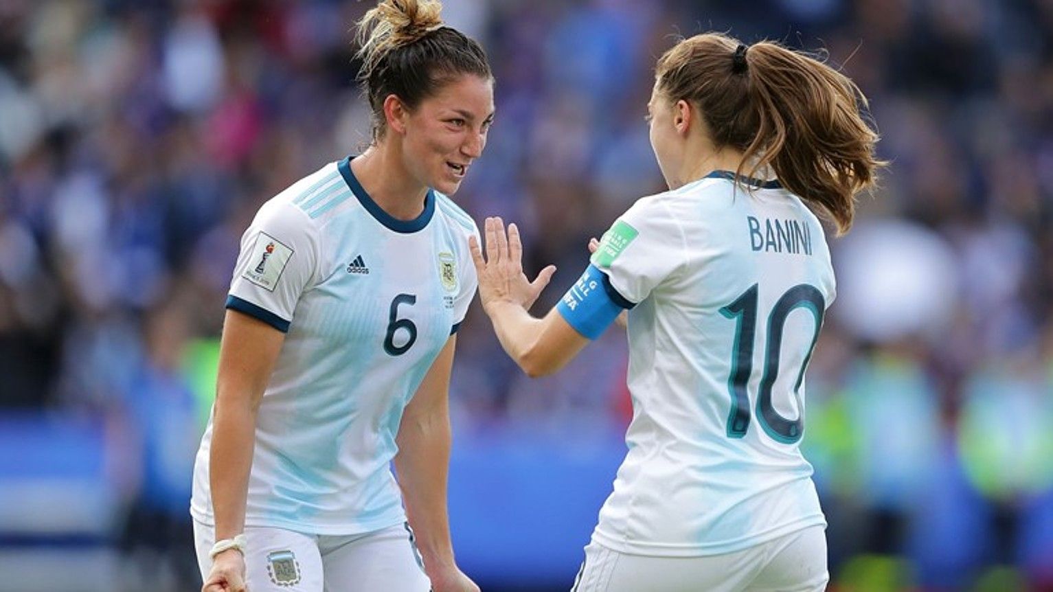 Aldana Cometti eta Estefania Banini, Argentinak lortutako berdinketa ospatzen. BERRIA. Aldana Cometti eta Estefania Banini, Argentinak lortutako berdinketa ospatzen. BERRIA.