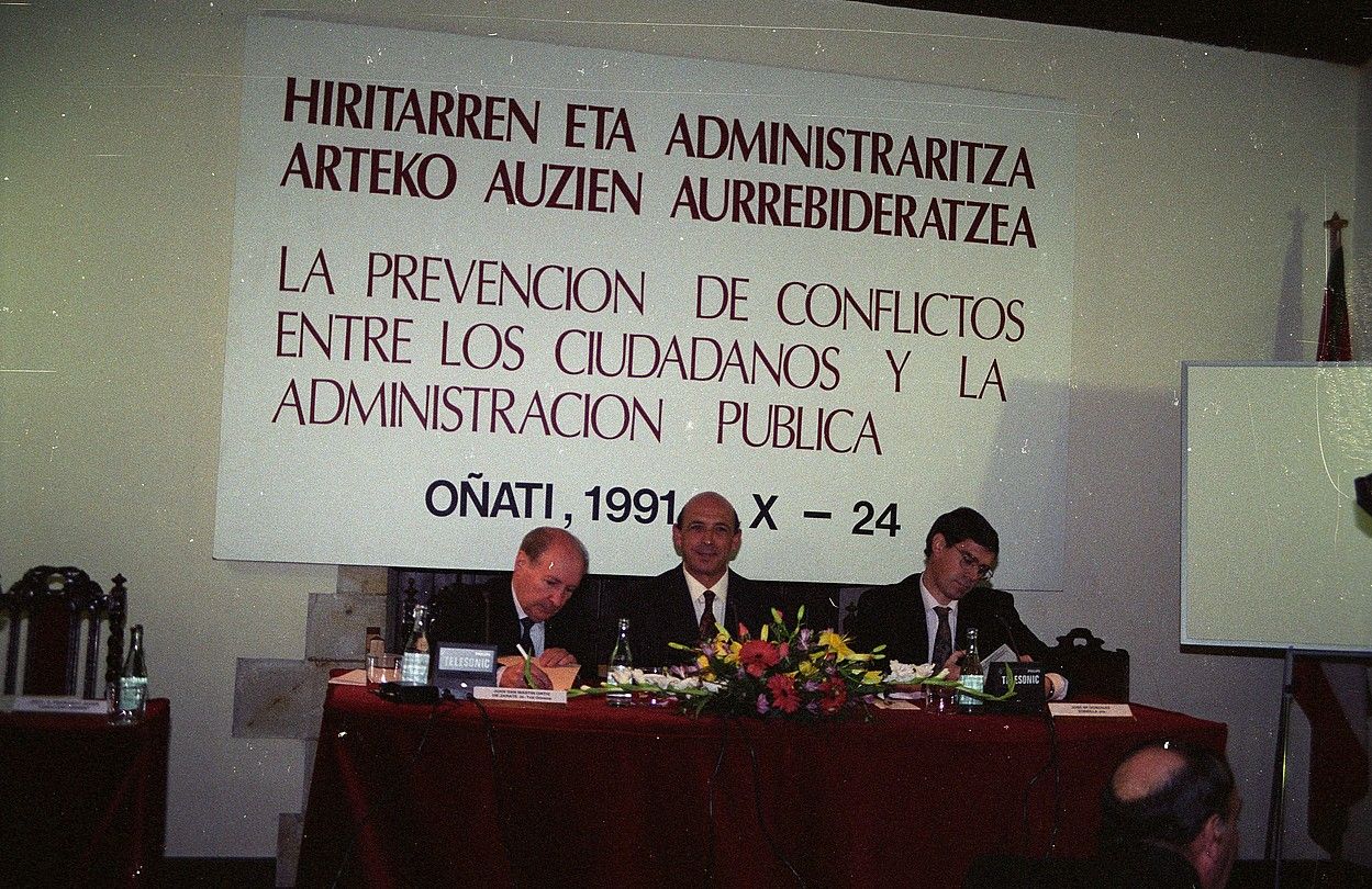Mertxe Agundez. Juan Mari Atutxa Eusko Legebiltzarreko lehendakariari urteko txostena aurkezten, 2001ean. BERRIA.