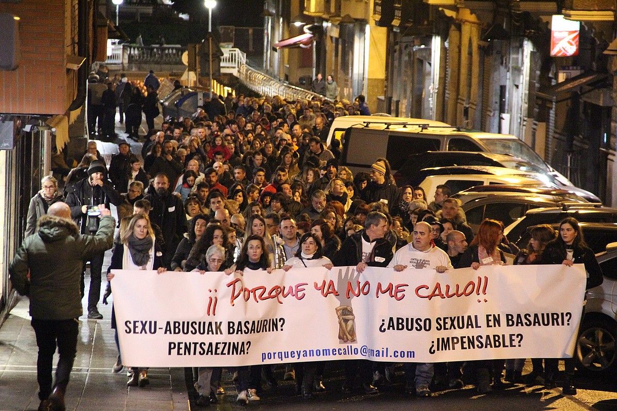 Baskonia futbol taldeko entrenatzaileari egotzitako abusuak salatzeko manifestazioa, Basaurin, joan den urtarrilaren 12an. MAIDER IBAÑEZ / GEURIA.