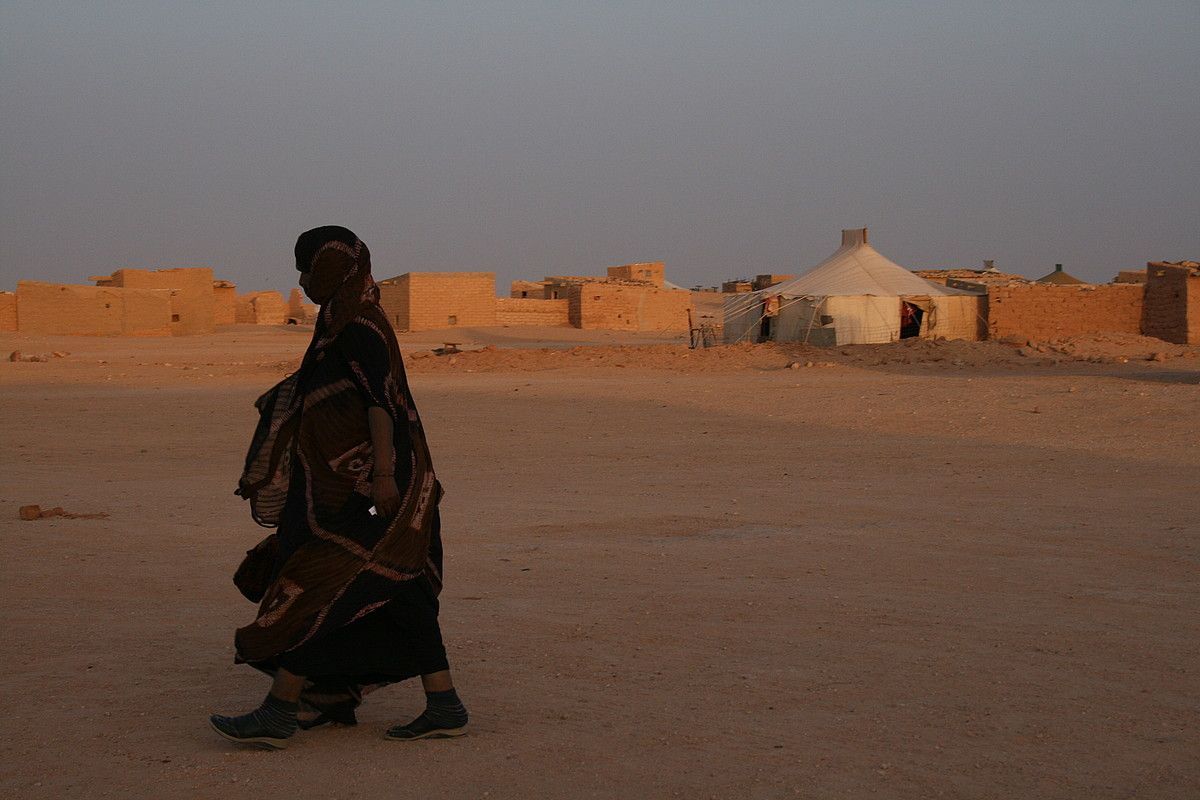 Emakume saharar bat, Hausan. Tindufeko Smara wilayan dagoen daira da Hausa. KRISTINA BERASAIN.