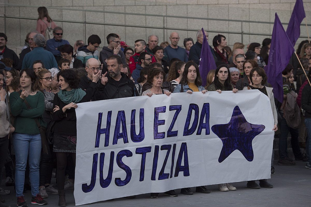 Sara Majarenasen erasotzailea aske gelditu zela salatzeko protesta, joan den otsailean, Donostian. JUAN CARLOS RUIZ / FOKU.