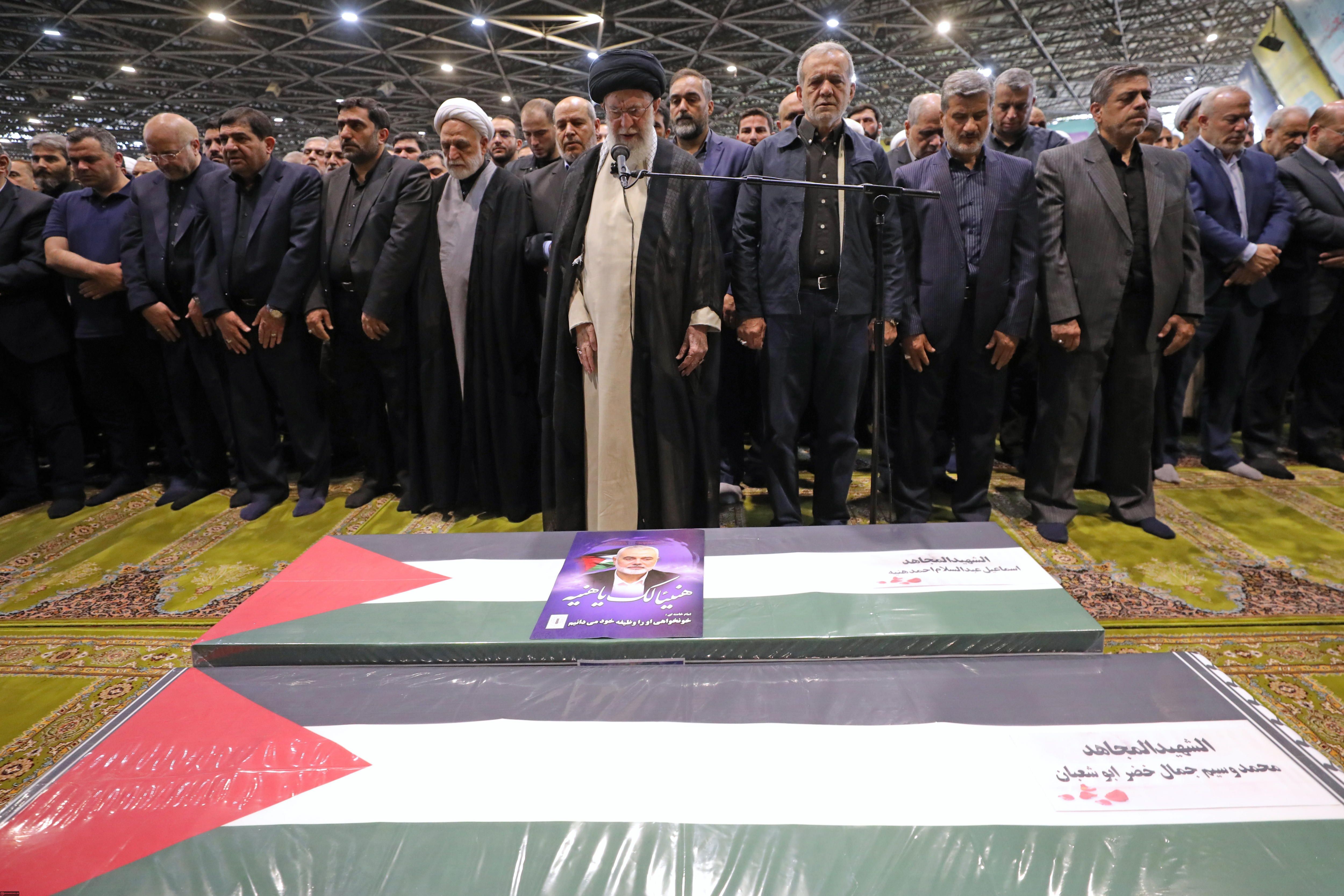 Hamaseko adar politikoaren buruzagi Ismail Haniyehren eta haren bizkartzainaren hileta, gaur, Teheranen. IRANGO GOBERNUA / EFE