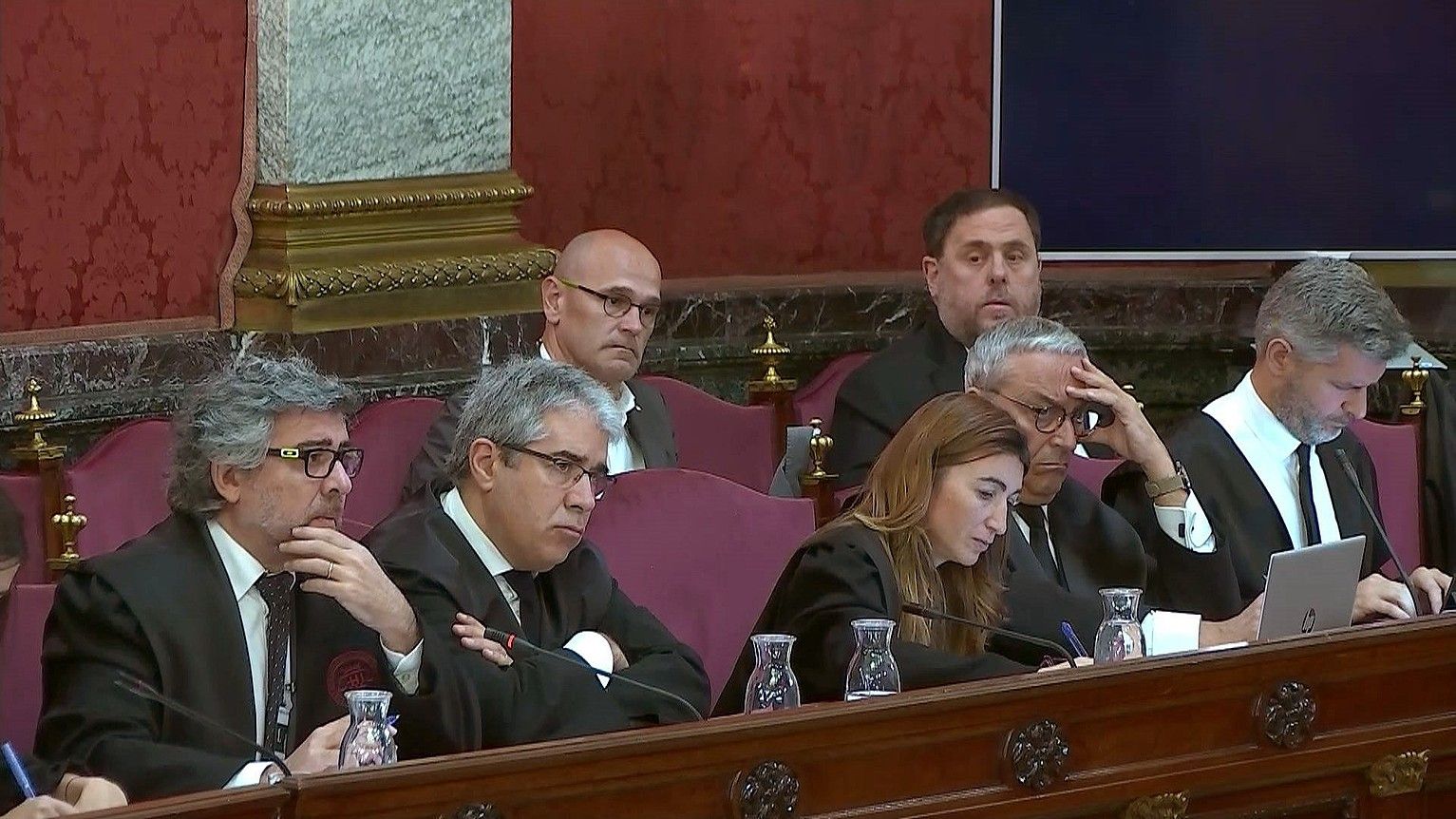 Akusazioak —ezkerreko lerroan—, defentsak —eskuinekoan— eta akusatuak—erdian—, atzoko saioan. A. GORENA / EFE. Akusazioak —ezkerreko lerroan—, defentsak —eskuinekoan— eta akusatuak—erdian—, atzoko saioan. A. GORENA / EFE.