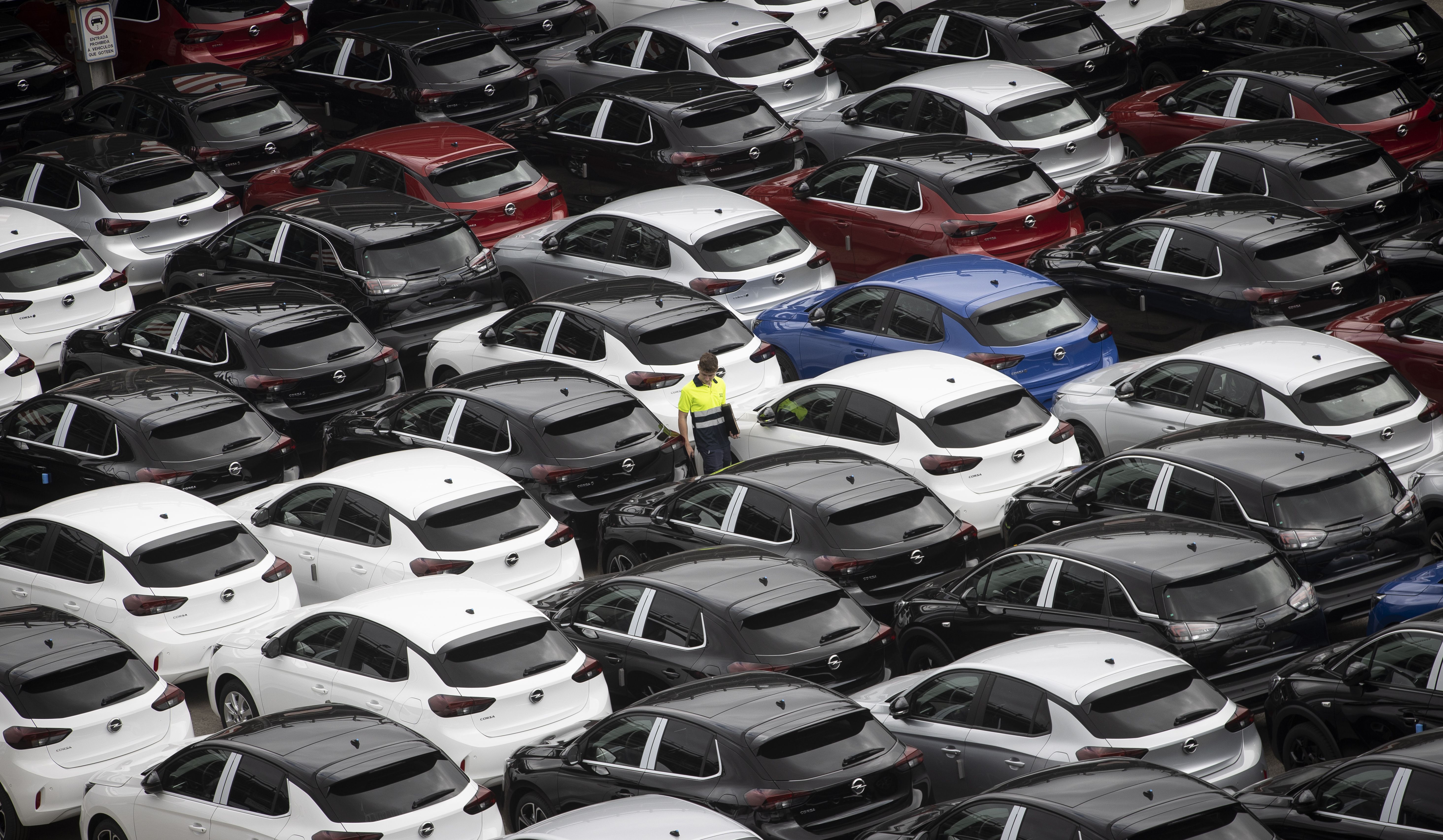 Pasaiako portuko auto lautada. JAVIER ETXEZARRETA / EFE