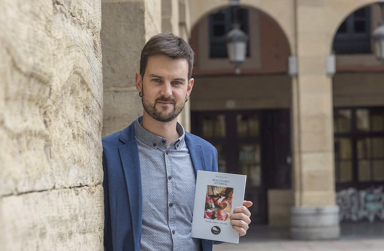 Gorka Salces idazlea, atzo, Iraganaren izterrak poema liburua eskuetan hartuta, Donostian. ANDONI CANELLADA / FOKU.