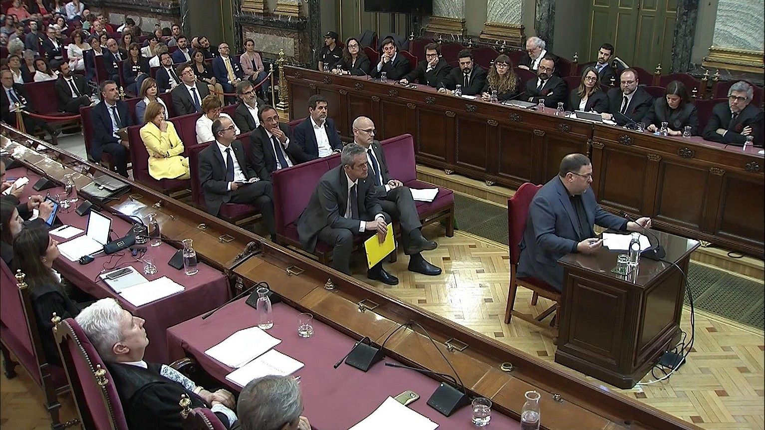 Oriol Junqueras azken mintzaldian, gainerako akusatuak atzean dituela, atzo, Auzitegi Gorenean. AUZITEGI GORENA / EFE. Oriol Junqueras azken mintzaldian, gainerako akusatuak atzean dituela, atzo, Auzitegi Gorenean. AUZITEGI GORENA / EFE.