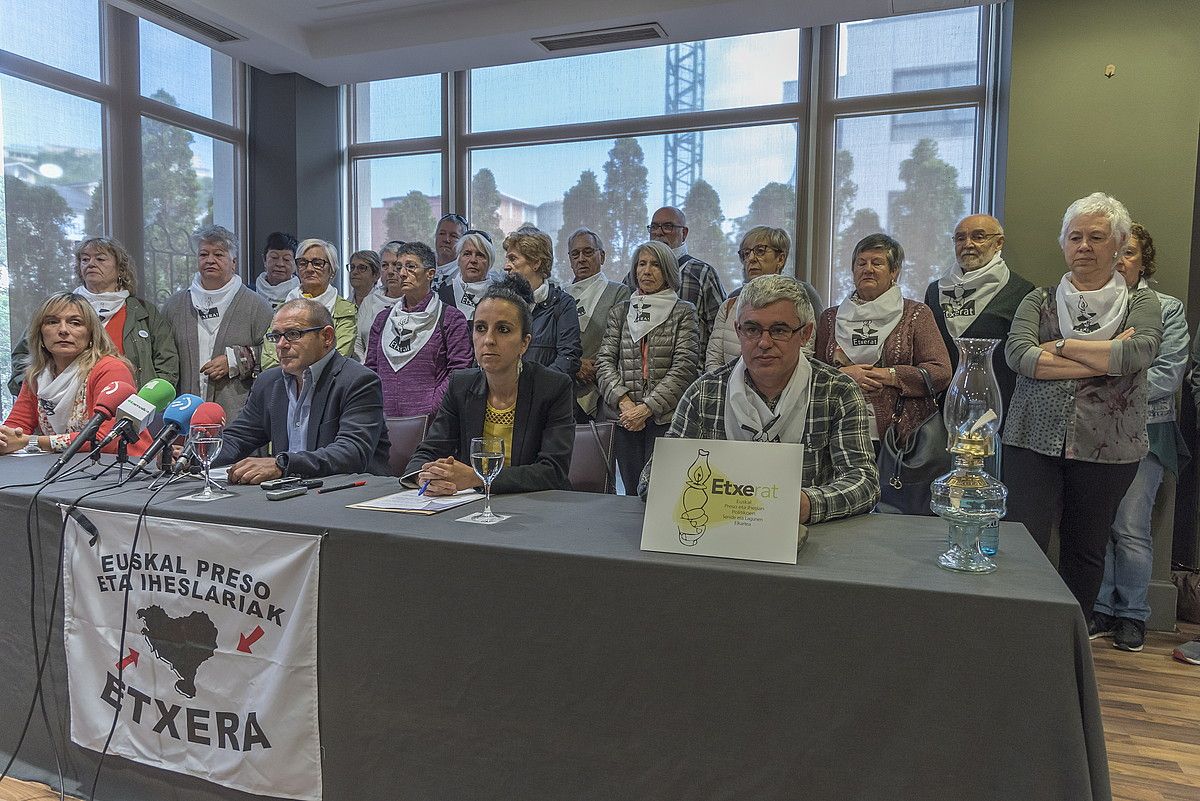 Etxerat elkarteko kideak eta abokatuak, atzo, Donostian. ANDONI CANELLADA / FOKU.