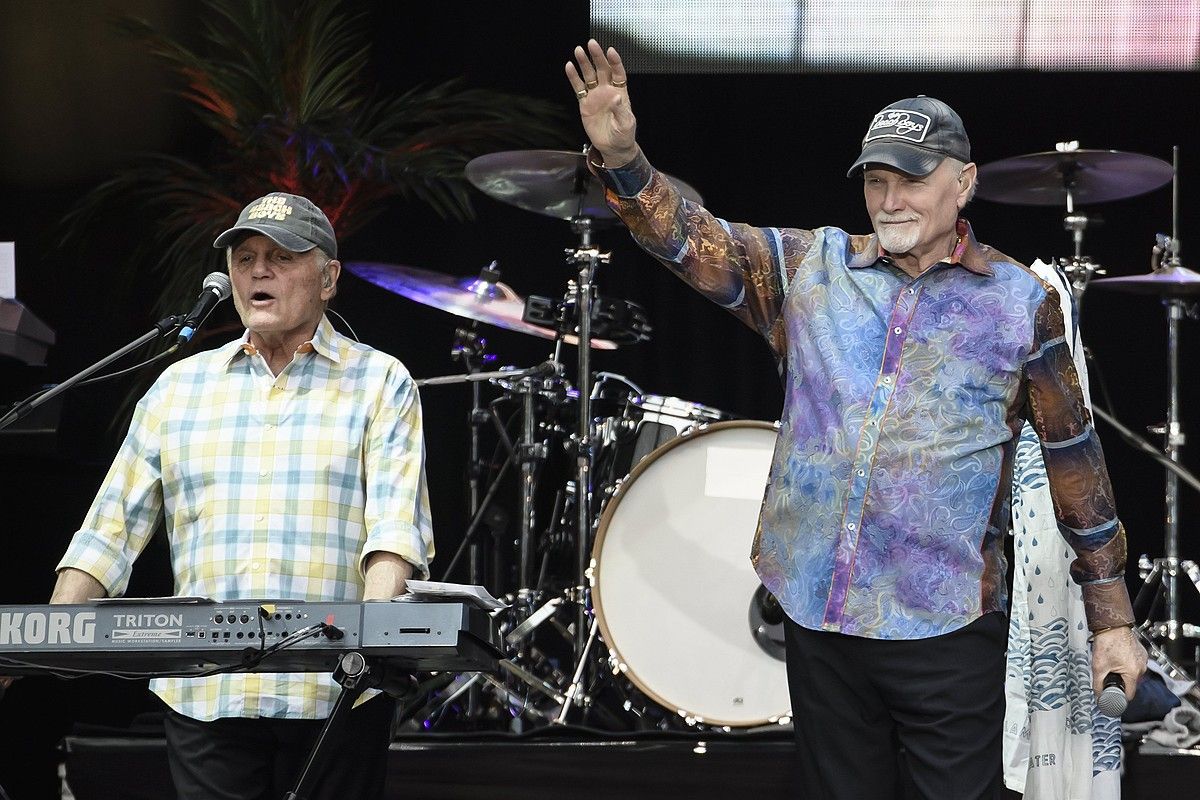 The Beach Boys taldeko kideak, agertokian: Bruce Johnston eta Mike Love, hurrenez hurren, 2017an Berlinen emandako kontzertu batean. CLEMENS BILAN / EFE.