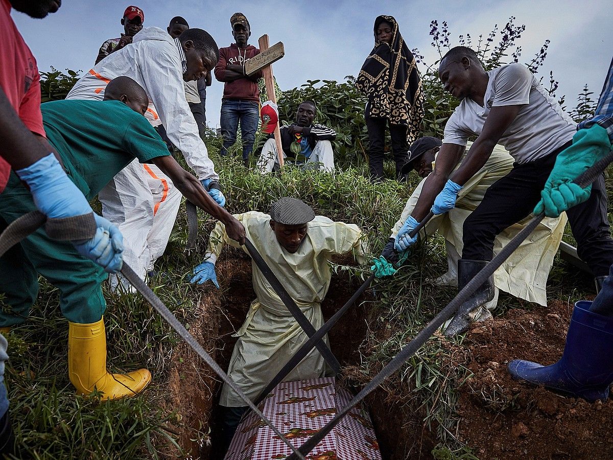 Ebolak hildako pertsona bat lurperatzen, Kanzunzako hilerrian. H.K.C. / EFE.