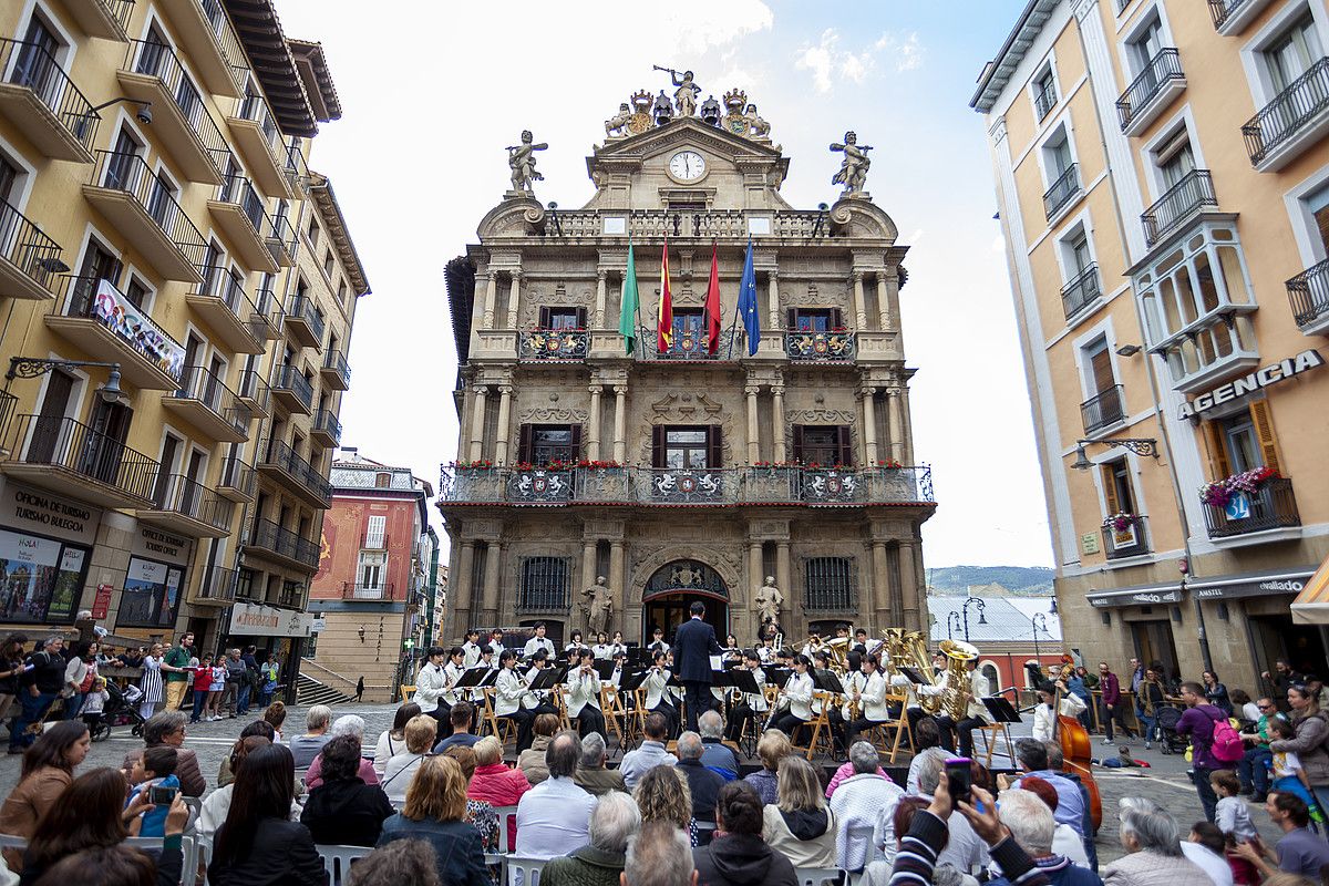 Asteazkenean abiatu zen IFOB jaialdia. Argazkian, Japoniako Iwakura Wind Orchestra, Udaletxe plazan. MIKEL LEGARISTI. Asteazkenean abiatu zen IFOB jaialdia. Argazkian, Japoniako Iwakura Wind Orchestra, Udaletxe plazan. MIKEL LEGARISTI.