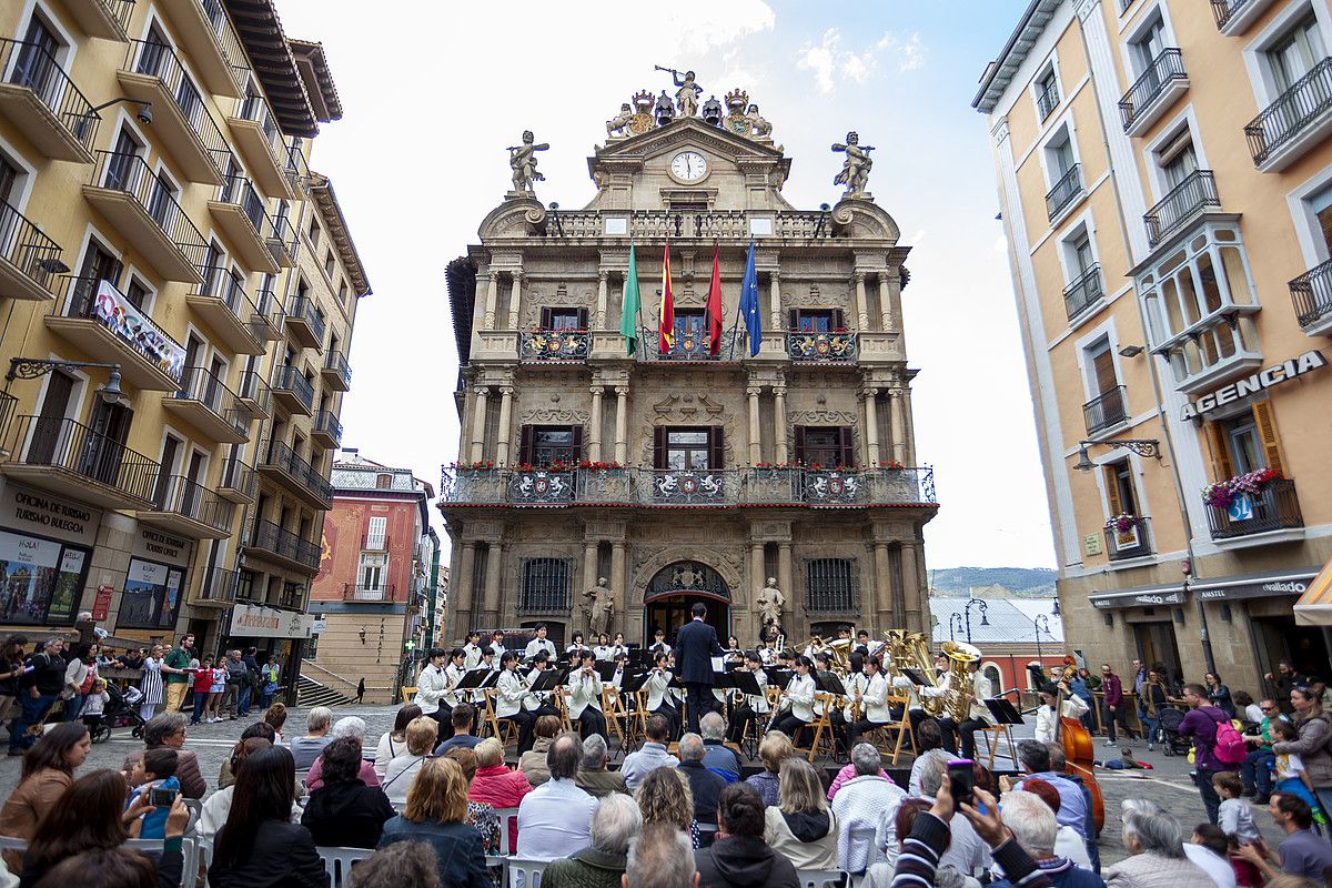 Asteazkenean abiatu zen IFOB jaialdia. Argazkian, Japoniako Iwakura Wind Orchestra, Udaletxe plazan. MIKEL LEGARISTI.