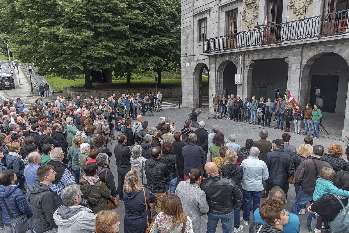 Dozenaka lagun elkartu ziren atzo Andoainen, EH Bilduk deitutako elkarretaratzera. EAJk PSEren alkategai Maider Lainez babestuko du, eta EH Bilduk ez du alkatetza lortuko. ANDONI CANELLADA / FOKU.