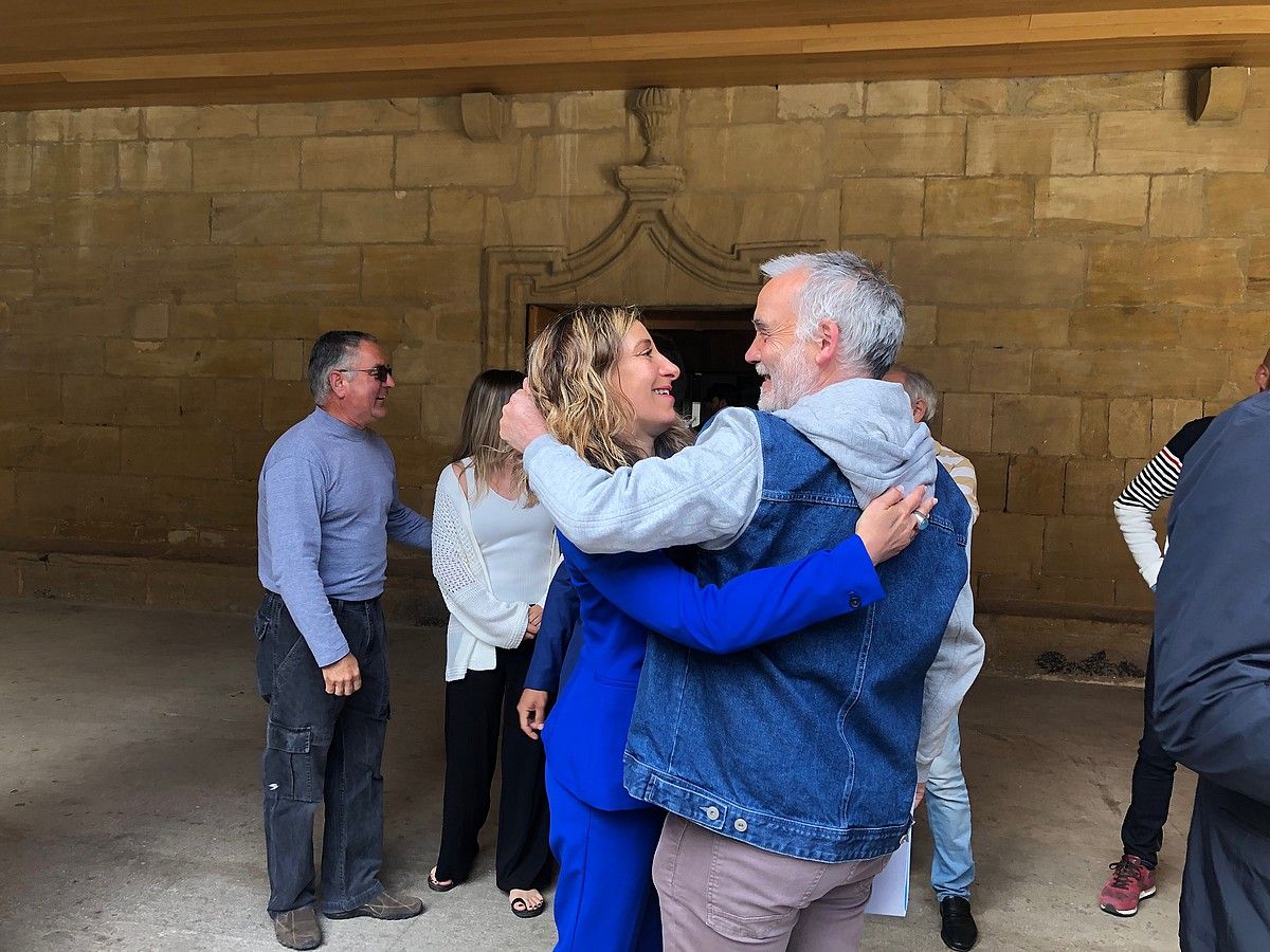 Laura Perez Bastidako alkatea eta Silvano Garcia EH Bildu zinegotzia, pozik, inbestidura saioa amaitu ostean. BERRIA. Laura Perez Bastidako alkatea eta Silvano Garcia EH Bildu zinegotzia, pozik, inbestidura saioa amaitu ostean. BERRIA.