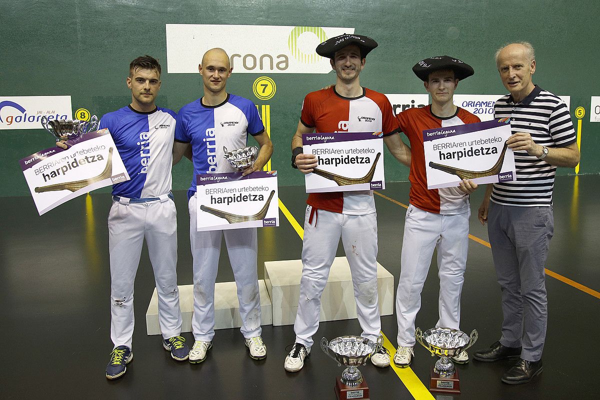 Joxin Aizpuru, Ander Goikoetxea, Josu Arruarte, Imanol Ansa finalistak, Martxelo Otamendi BERRIAko zuzendariarekin, atzo, Galarretan. MAIALEN ANDRES. Joxin Aizpuru, Ander Goikoetxea, Josu Arruarte, Imanol Ansa finalistak, Martxelo Otamendi BERRIAko zuzendariarekin, atzo, Galarretan. MAIALEN ANDRES.