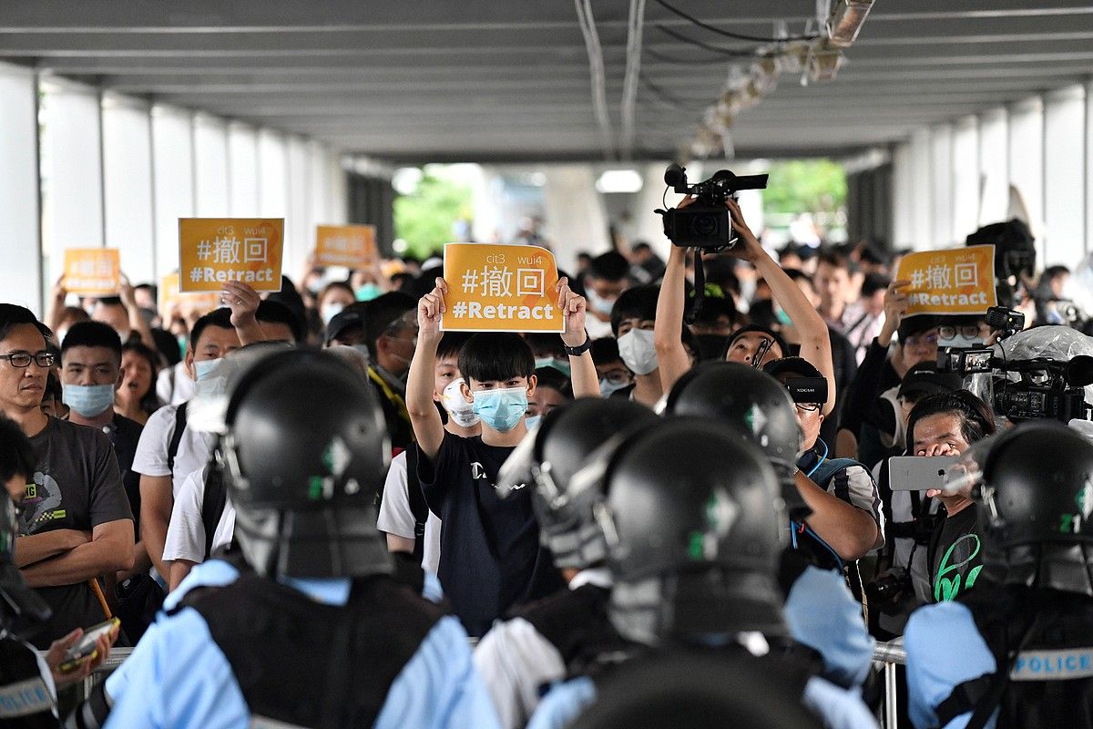 Manifestariak iragan ostegunean, Hong Kongen, lege proiektuaren aurkako protestetako batean. EDWIN KWOK / EFE.