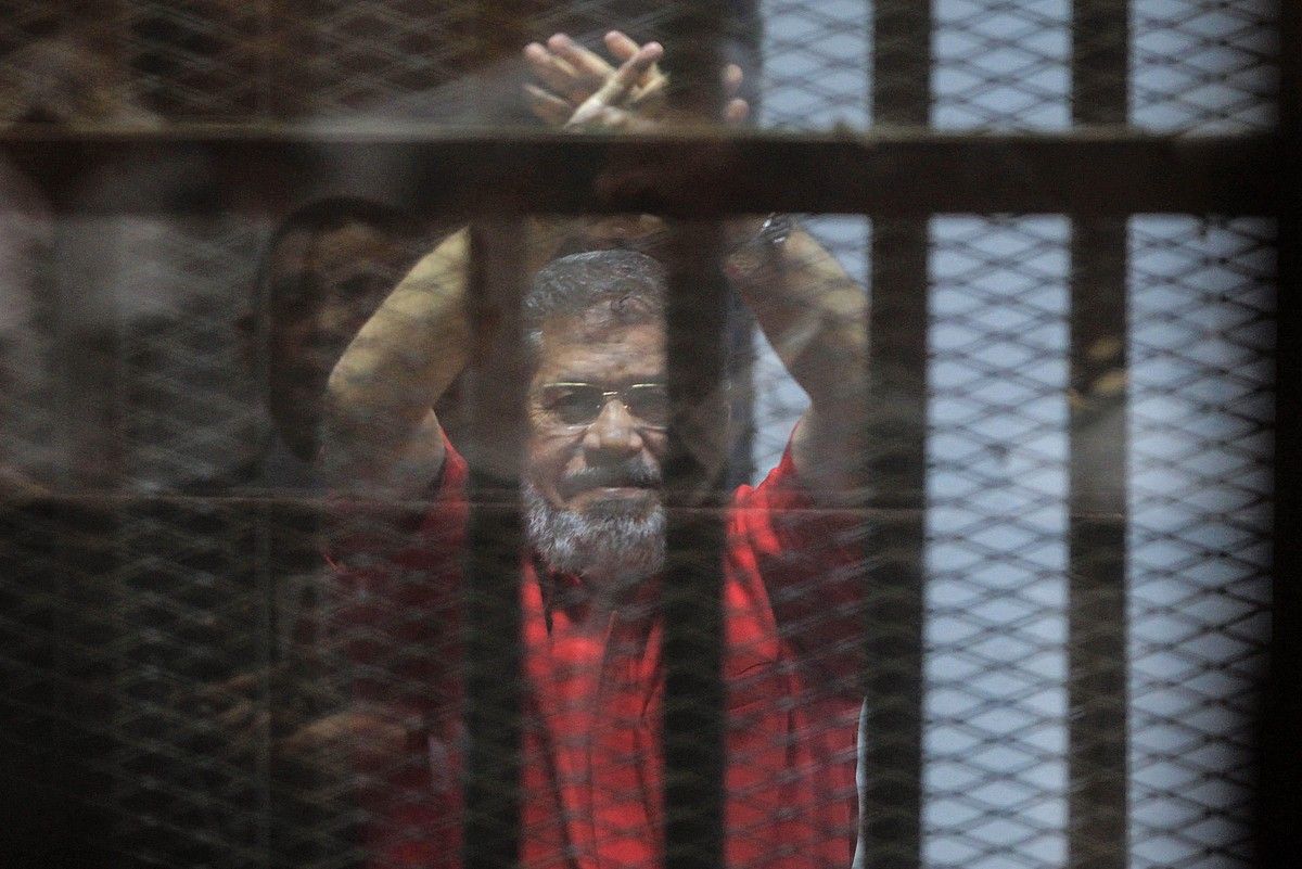Mohammed Mursi Egiptoko presidente ohia, 2015ean, Kairoko kartzela batean zegoela. MOHAMED HOSSAM / EFE.