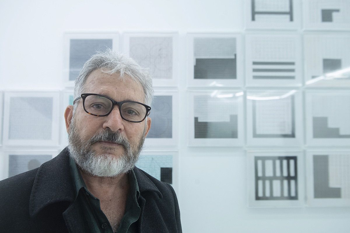 Gustavo Perez Monzon artista kubatarra, Cibrian galerian jarritako erakusketan. JON URBE / FOKU.