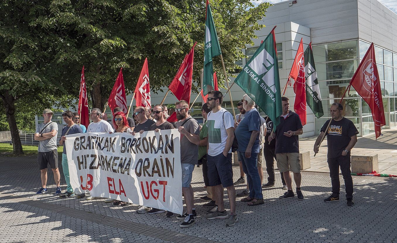 Gipuzkoako arte grafikoetako ordezkari sindikalak Adegiren egoitzaren aurrean, atzo, Donostian. ANDONI CANELLADA / FOKU.