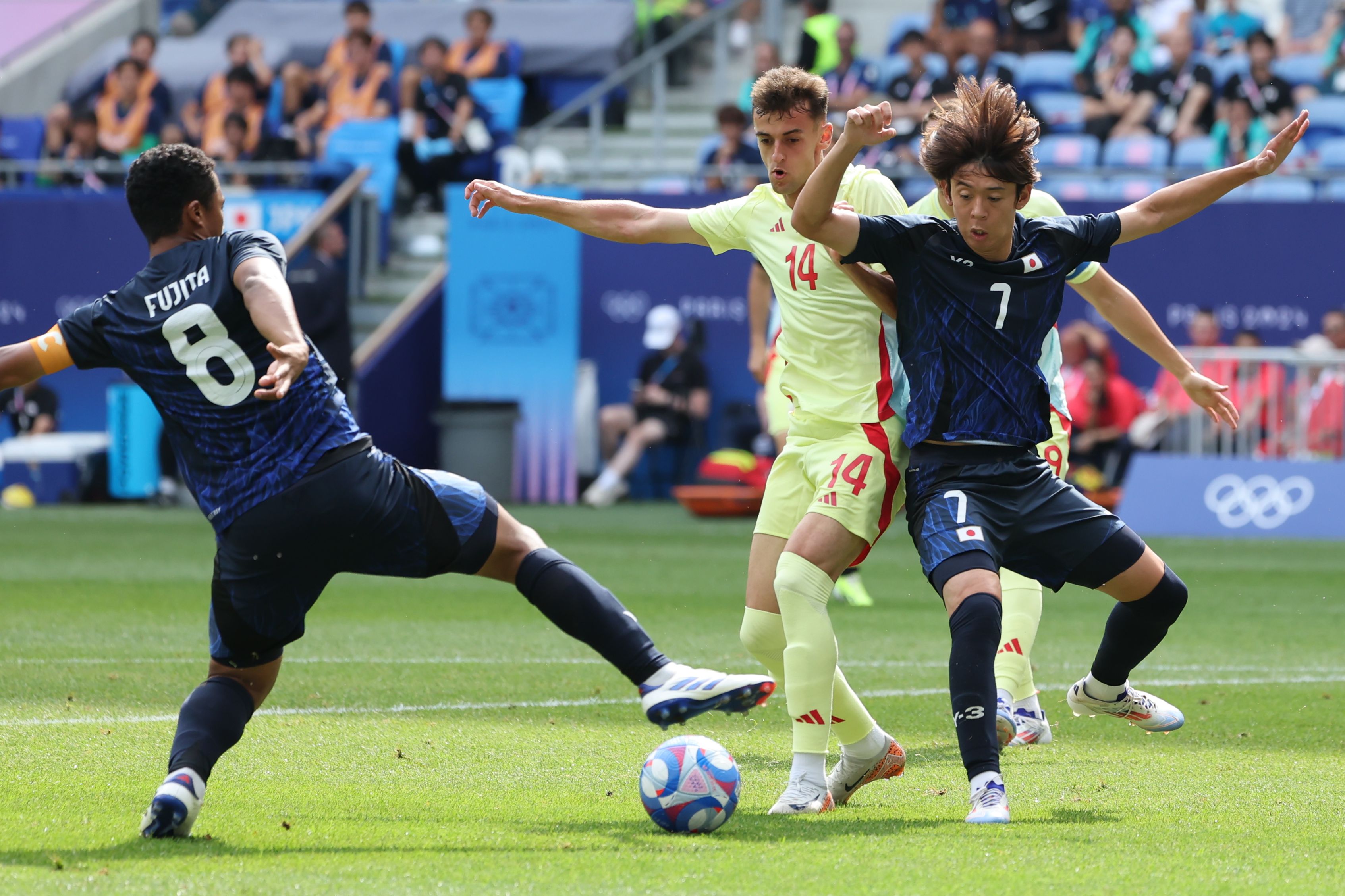 Aimar Oroz, Japoniako bi jokalariren artean, gaurko partidan. KIKO HUESCA / EFE