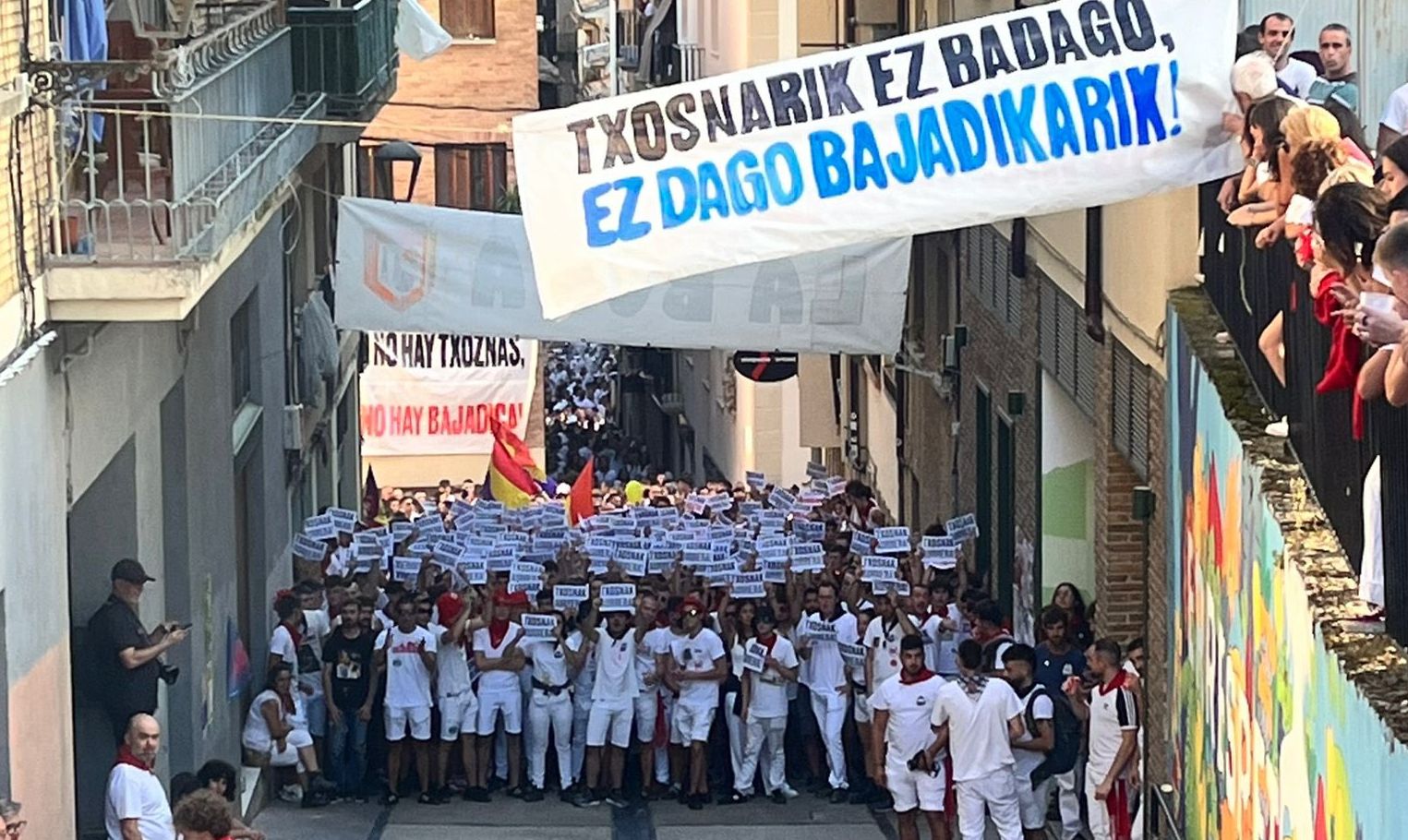 Herritar talde batek oztopatu egin du udal batzak bertatik pasatzea. BERRIA