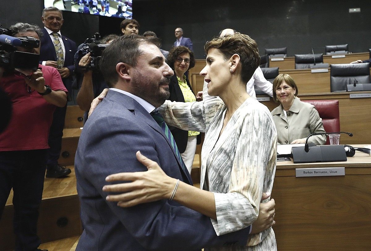 Unai Hualde Nafarroako Parlamentuko lehendakari berria eta Maria Txibite PSNko hautagaia hura zoriontzen, atzo, parlamentuan. JESUS DIGES / EFE.