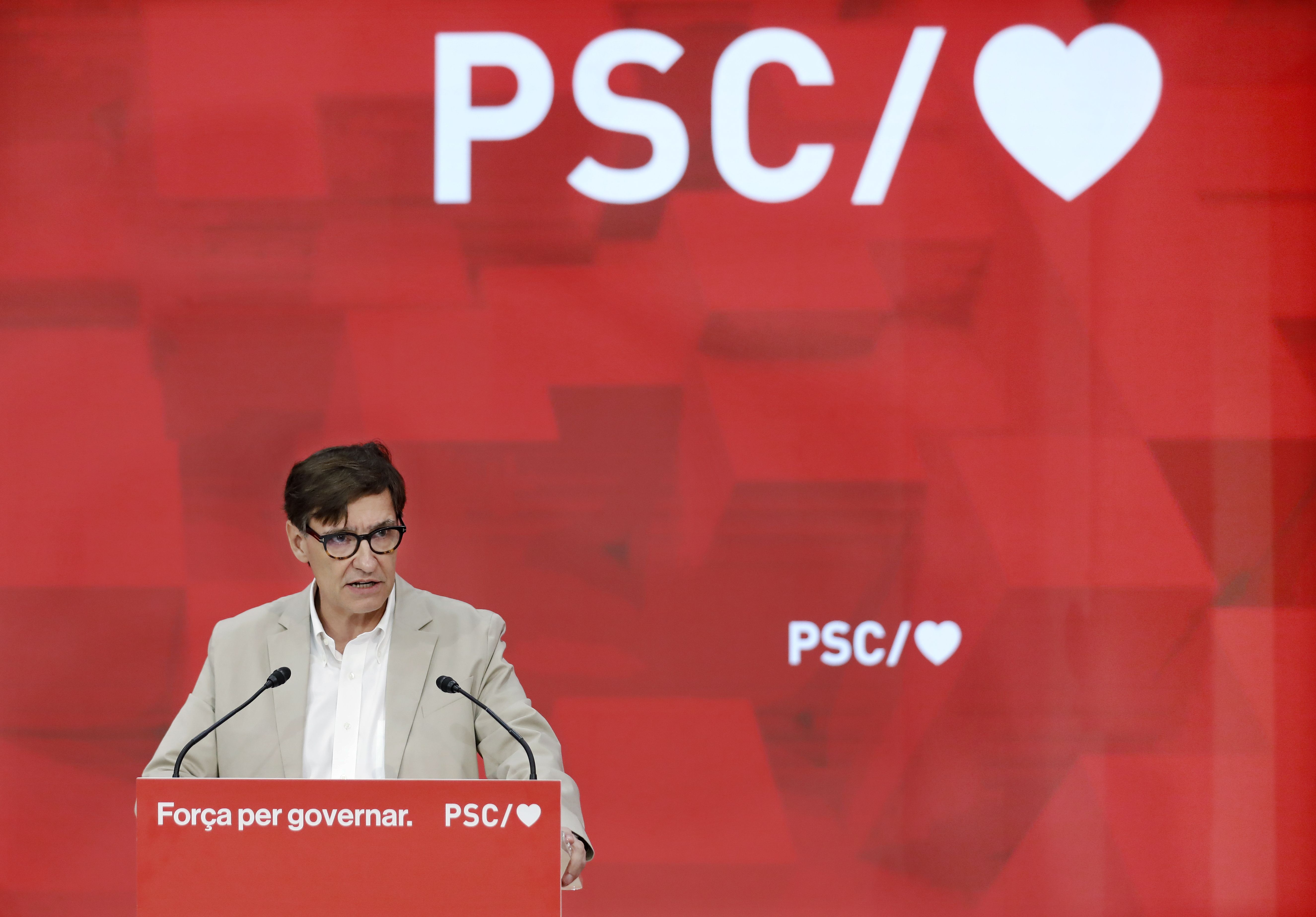 PSCko presidentetzarako hautagai Salvador Illa, alderdiak Bartzelonan duen egoitzan, gaur. ANDREU DALMAU / EFE