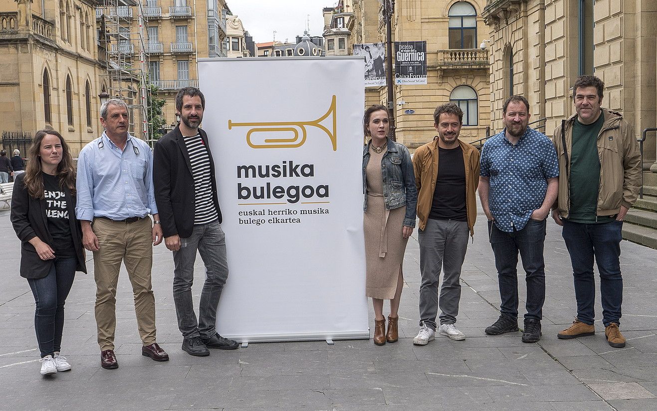 Euskal Herriko Musika Bulegoa elkarteko egituretatako hainbat ordezkari, atzo, Donostian. ANDONI CANELLADA / FOKU.