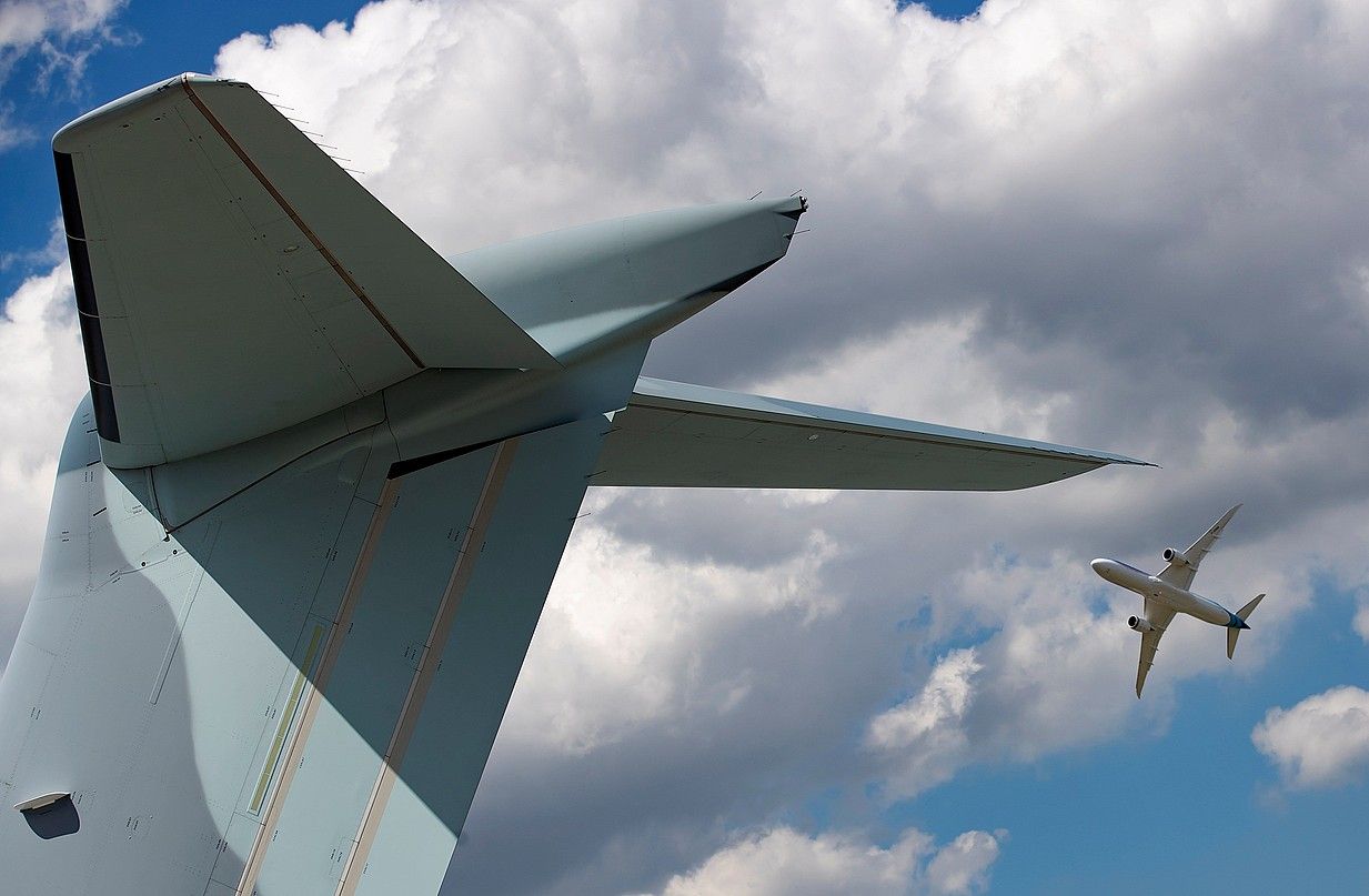 Boeing hegazkin bat, Le Bourgeteko aeronautika azokan. IAN LANGSDON / EFE.