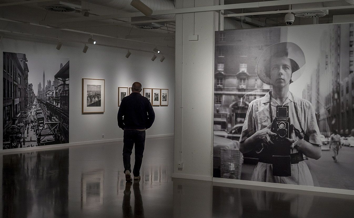 Erretratuak eta kaleko eszenak dira nagusi erakusketan. ESTATE OF VIVIAN MAIER, COURTESY OF MALOOF COLECTION AND HOWARD GREENBERG GALLERY, NY. Erretratuak eta kaleko eszenak dira nagusi erakusketan. ESTATE OF VIVIAN MAIER, COURTESY OF MALOOF COLECTION AND HOWARD GREENBERG GALLERY, NY.