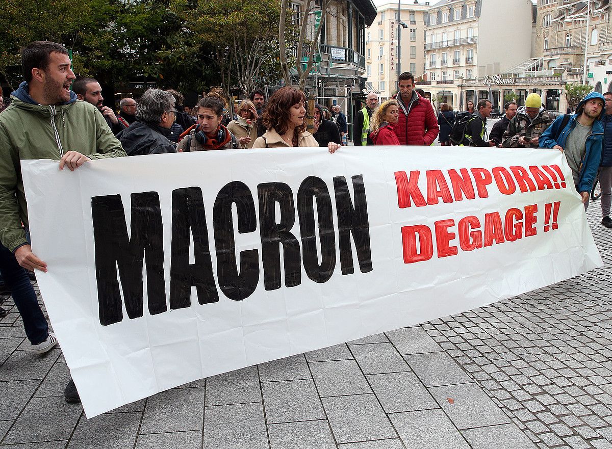 G7 Ez plataformakoen protesta, Miarritzen, Macronen bisitaren harira. BOB EDME. G7 Ez plataformakoen protesta, Miarritzen, Macronen bisitaren harira. BOB EDME.