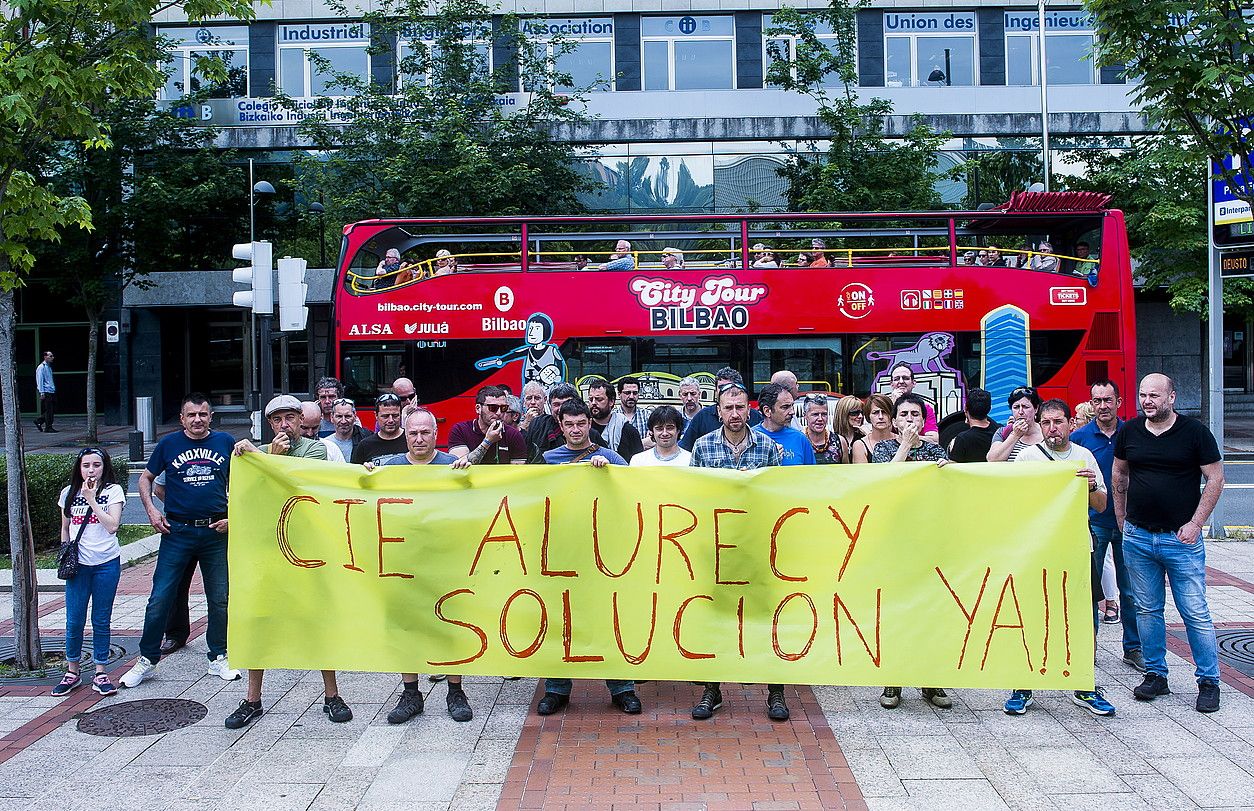 Elgetako Alurecy enpresako langileak, atzo, CIE Automotive taldearen aurrean protesta egiten. LUIS JAUREGIALTZO / FOKU.