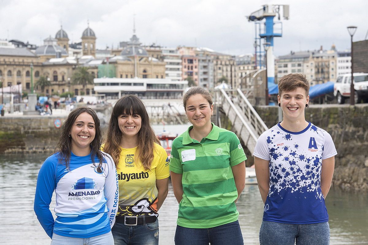 Erika Gonzalez , Ohiane Iraola, Ania Perez eta Xubane Uribarrena, Donostiako kaiko arranplan. GORKA RUBIO / FOKU.