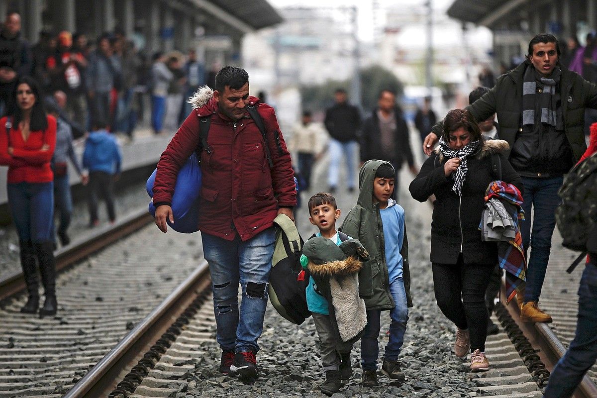 Errefuxiatu batzuk Atenasko tren geltokian, iragan apirilean. YANNIS KOLESIDIS / EFE.
