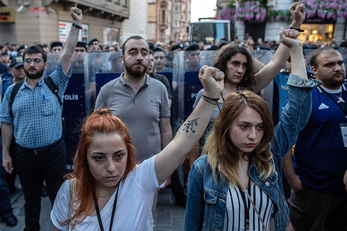 Gezi parkeko protesten seigarren urteurrena oroitzeko elkarretaratzea, iragan maiatzaren 31n, Istanbulen. SEDAT SUNA / EFE. Gezi parkeko protesten seigarren urteurrena oroitzeko elkarretaratzea, iragan maiatzaren 31n, Istanbulen. SEDAT SUNA / EFE.