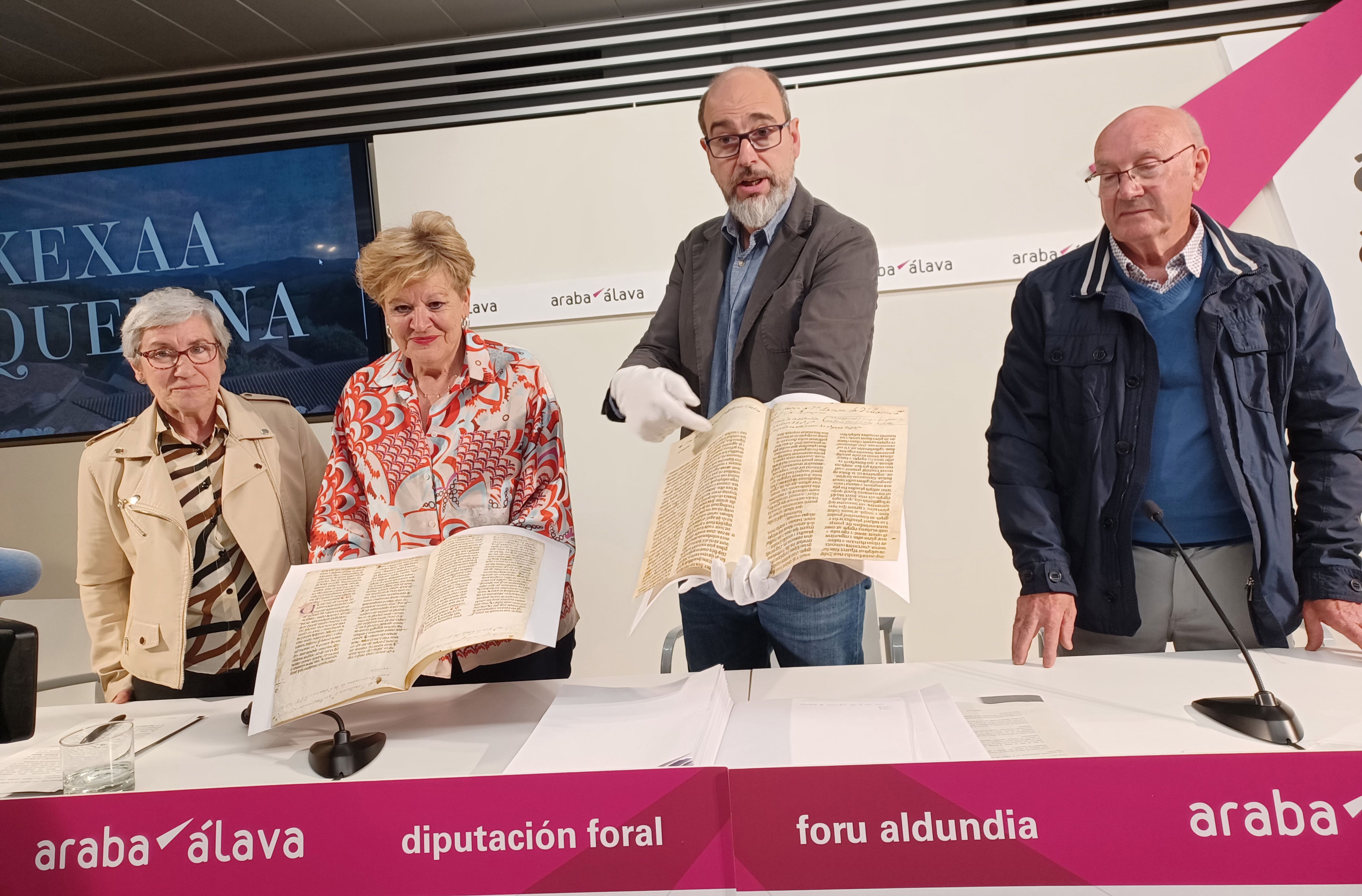 Bibliaren aurkezpena, ekainean, enkantean jarri baino lehen. NAIALE URKIJO / EFE
