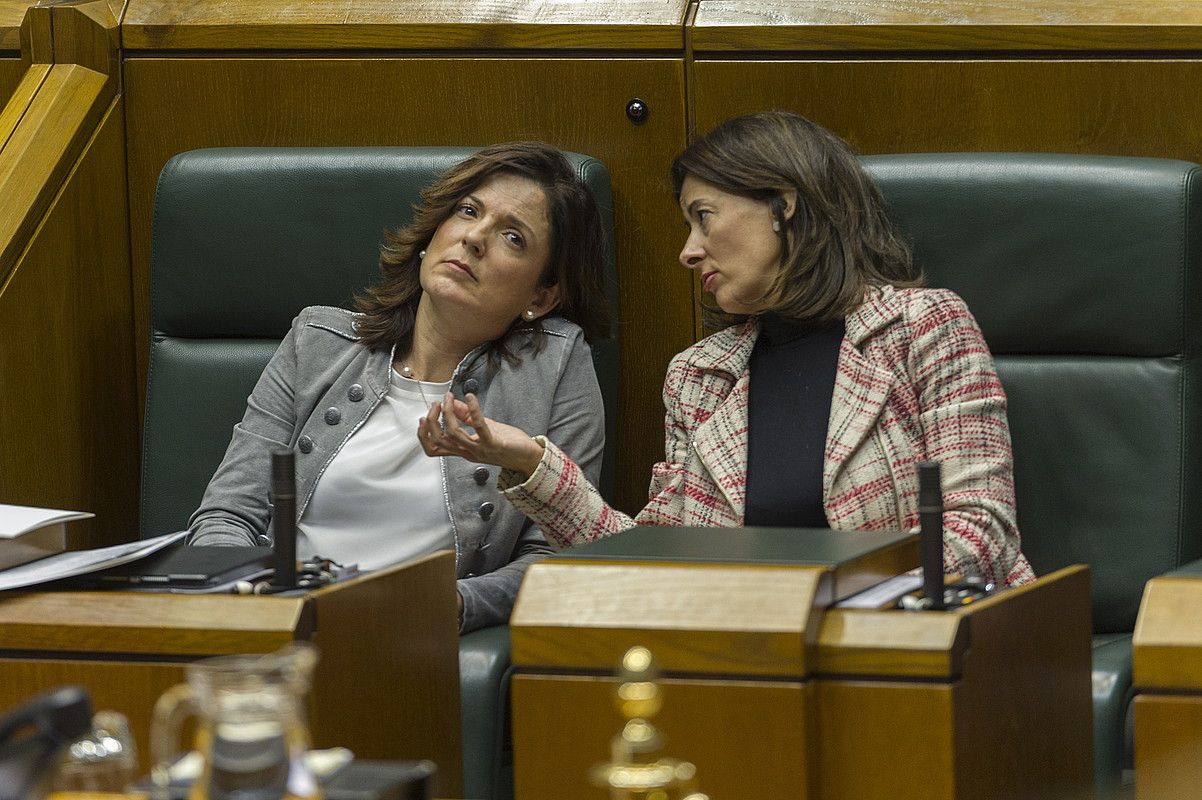 Beatriz Artolazabal Enplegu sailburua eta Laura Garrido, Eusko Legebiltzarrean artxiboko irudi batean. JUANAN RUIZ / FOKU.