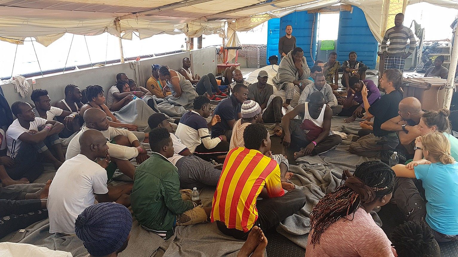 Itsasoan erreskatatutako migratzaileak Sea Watch 3 ontzian, atzo, Italiako Lampedusa uharteko kostaren parean. TILL M. EGEN / EFE. Itsasoan erreskatatutako migratzaileak Sea Watch 3 ontzian, atzo, Italiako Lampedusa uharteko kostaren parean. TILL M. EGEN / EFE.