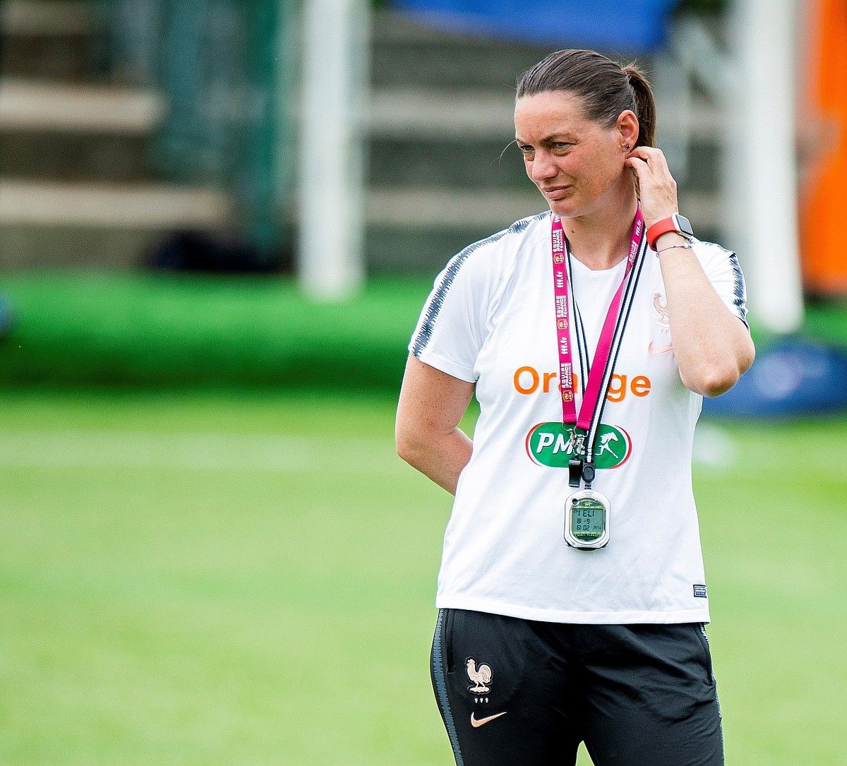 Corinne Diacre Frantziako selekzioko hautatzailea, Munduko Kopa honetan eginiko entrenamendu batean. P. POWELL / EFE. Corinne Diacre Frantziako selekzioko hautatzailea, Munduko Kopa honetan eginiko entrenamendu batean. P. POWELL / EFE.