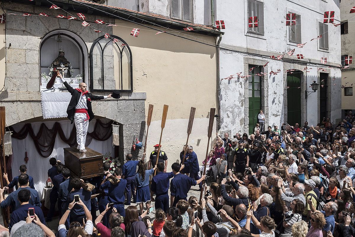 Kaxarranka dantza, San Pedroren irudiaren aurrean. GORKA RUBIO / FOKU.