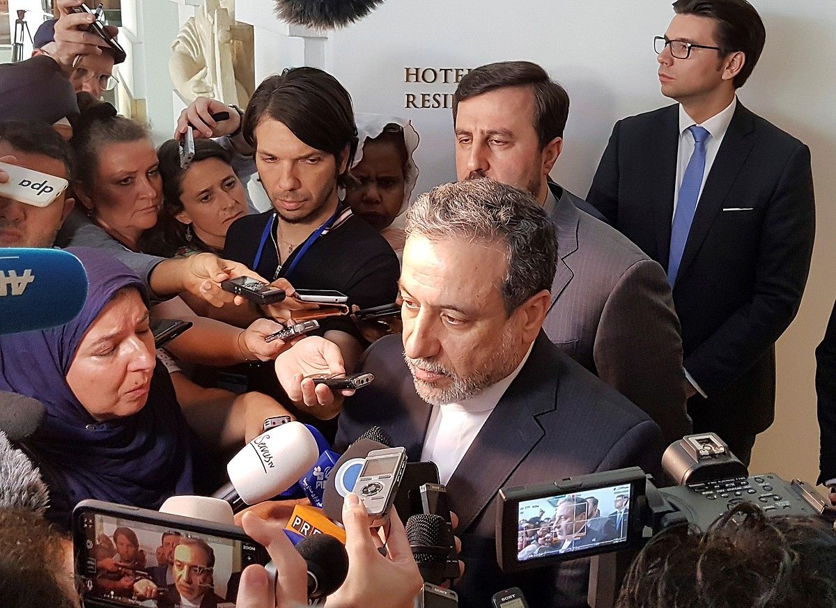 Abbas Araghchi Irango Atzerri ministrordea Vienan, atzo, akordio nuklearraren gainontzeko sinatzaileen ordezkariekin batzartu ostean. ANTONIO SANCHEZ SOLIS / EFE. Abbas Araghchi Irango Atzerri ministrordea Vienan, atzo, akordio nuklearraren gainontzeko sinatzaileen ordezkariekin batzartu ostean. ANTONIO SANCHEZ SOLIS / EFE.