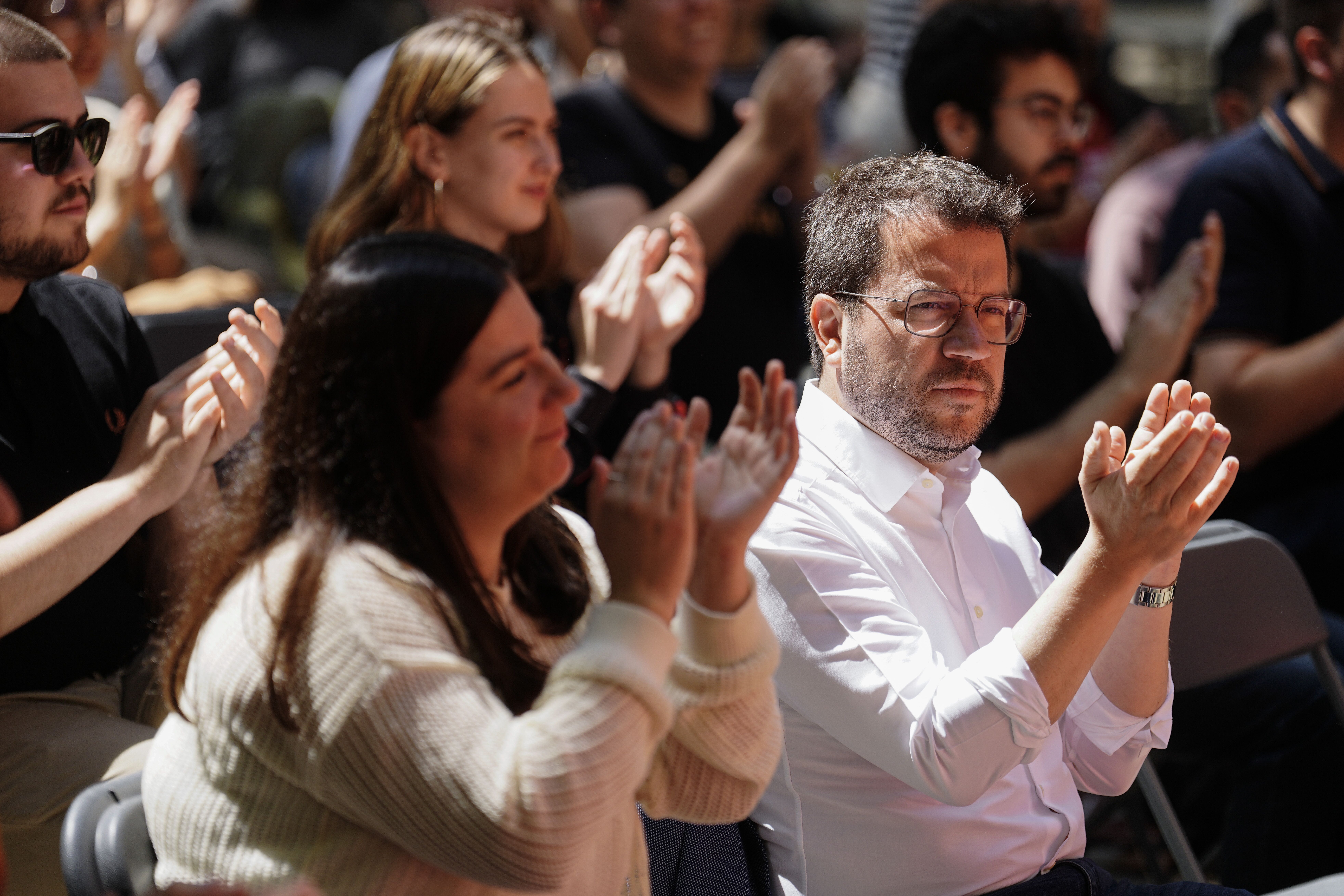 Mar Besses Jovent Republicako kide eta ERCko parlamentaria, eta Pere Aragones Kataluniako Generalitateko jarduneko presidentea, ERCren kanpainako irudi batean, maiatzean. ENRIC FONTCUBERTA / EFE