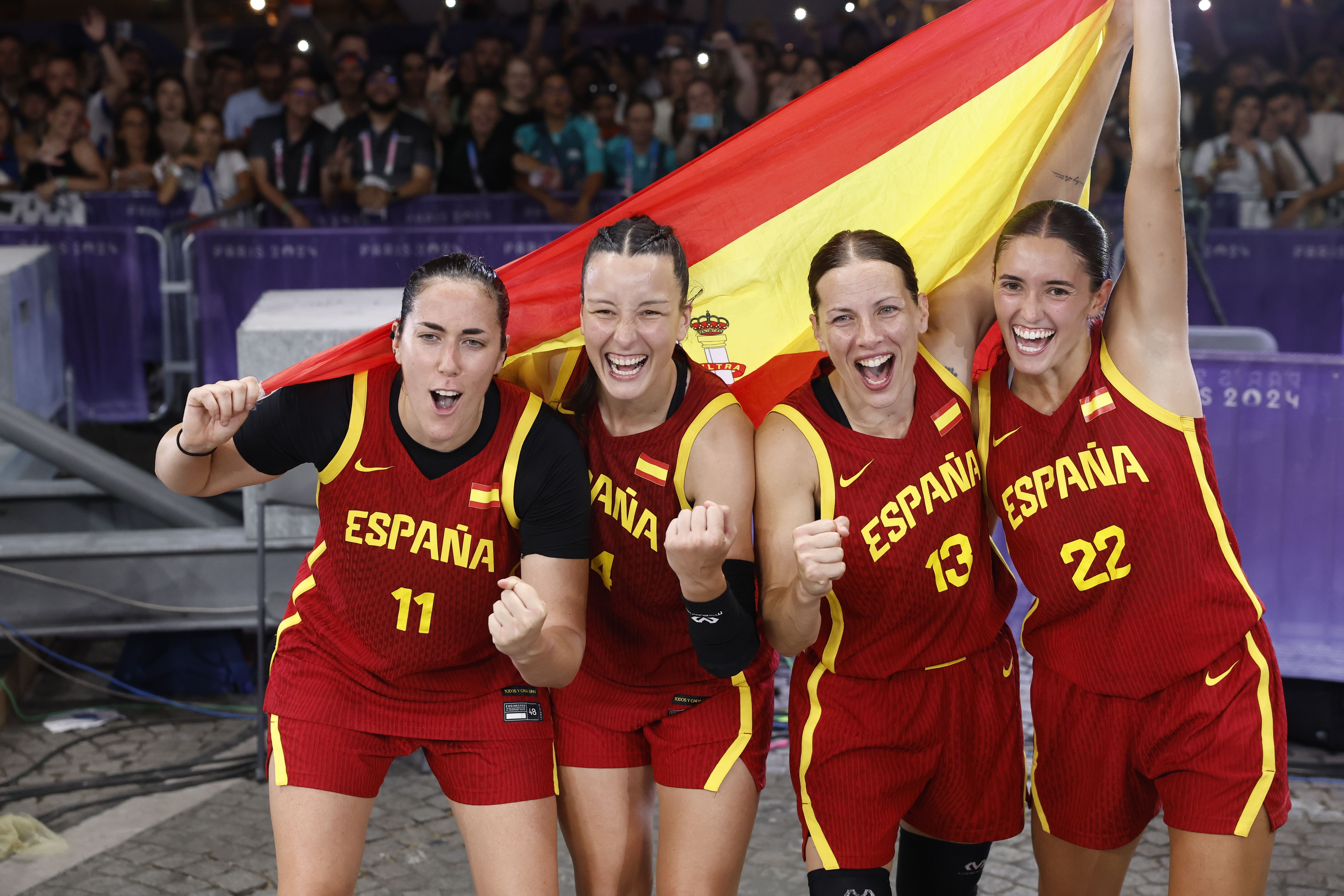 Gracia Alonso de Armiño —ezkerretik hasita, bigarrena— zilarrezko domina lortu izana ospatzen bere taldekideekin. MIGUEL TOÑA / EFE