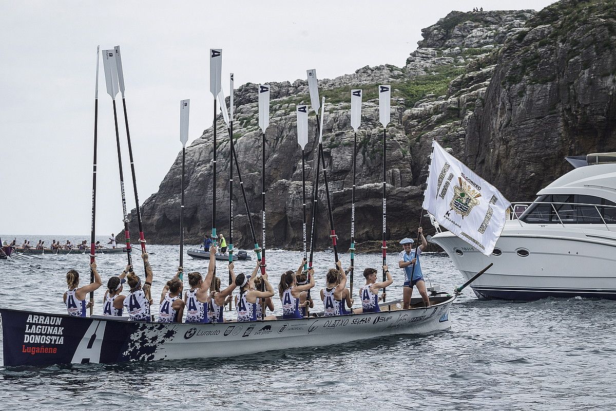 Arraun Lagunak traineruko kideak, garaipena ospatzen, herenegun, Lekeition. ARITZ LOIOLA / EFE. Arraun Lagunak traineruko kideak, garaipena ospatzen, herenegun, Lekeition. ARITZ LOIOLA / EFE.