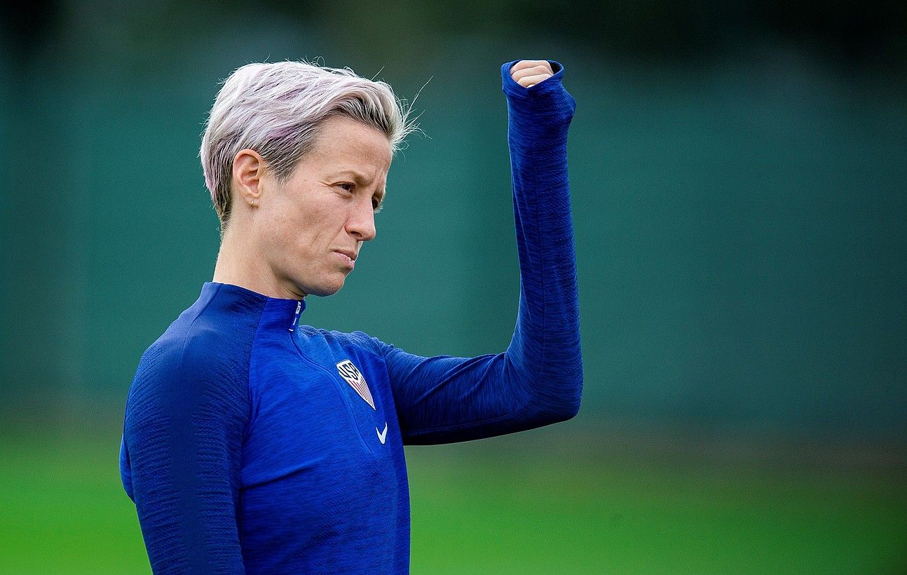 Megan Rapinoe AEBetako jokalaria, pentsakor, duela egun batzuk egindako entrenamendu batean. PETER POWELL / EFE.