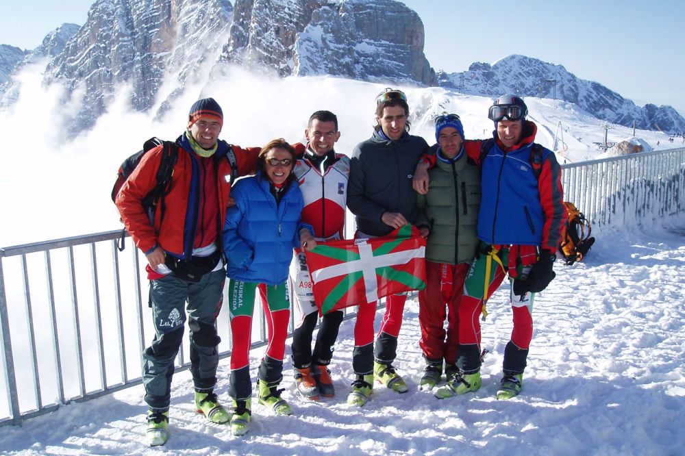 Aitor Otxoa, Izaskun Zubizarreta, Aitor Murua, Harkaitz Letamendi, Joseba Ormazabal eta Xabi Urkizu Austriako Dachtein xtreme proban. Aitor Otxoa, Izaskun Zubizarreta, Aitor Murua, Harkaitz Letamendi, Joseba Ormazabal eta Xabi Urkizu Austriako Dachtein xtreme proban.
