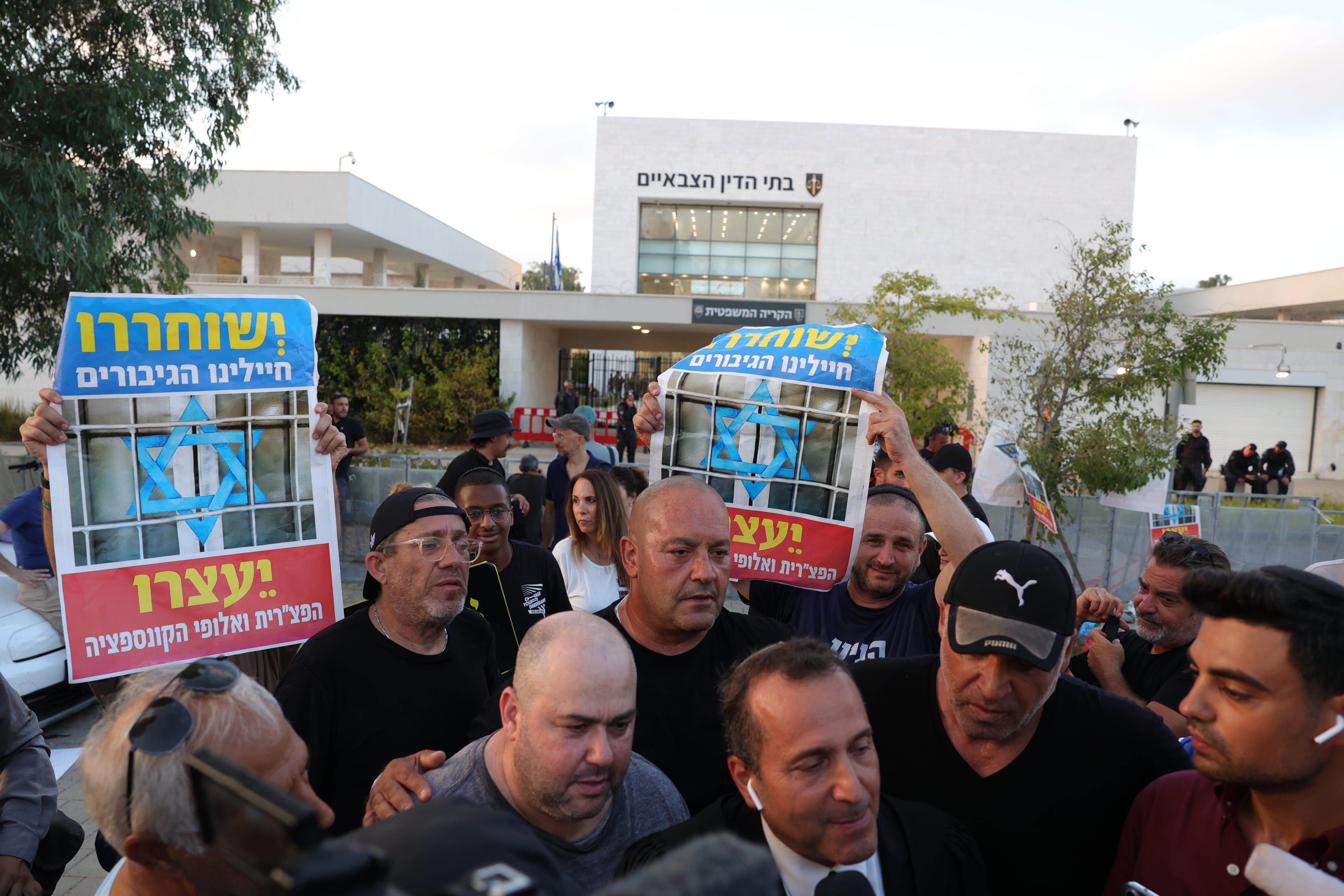 Eskuin muturreko manifestariak, Israelgo bederatzi soldaduren atxiloketaren aurkako protestan. ABIR SULTAN / EFE