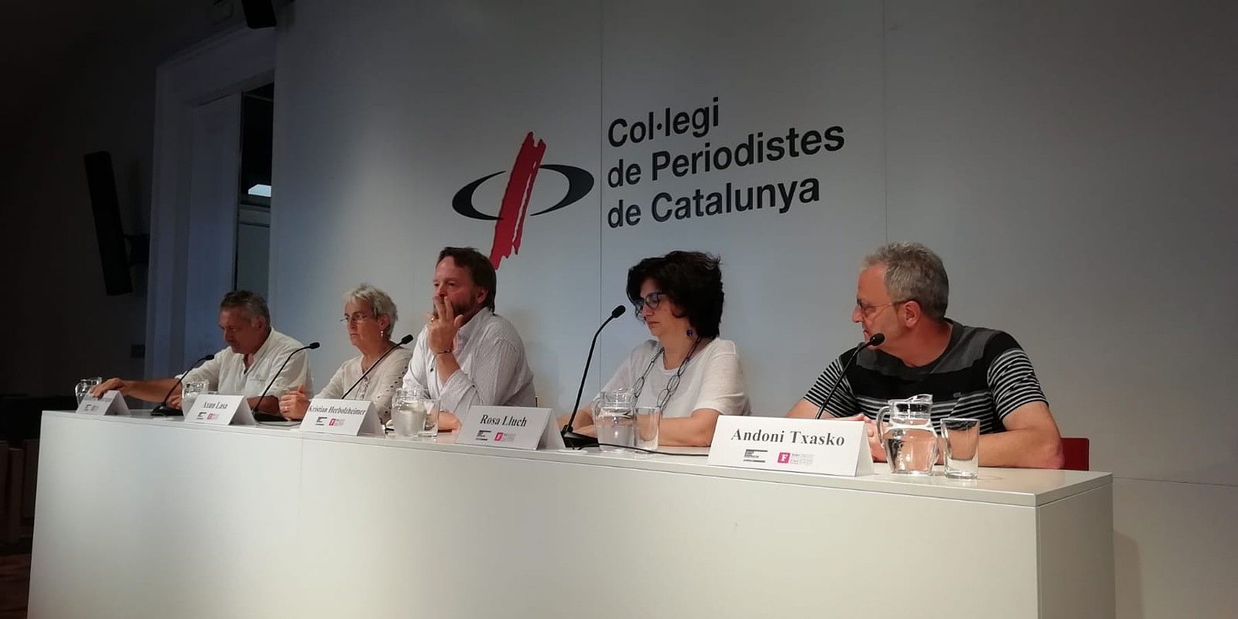 Andoni Txasko, Rosa Lluch, Robert Manrique eta Axun Lasa, atzo, Bartzelonako Kazetarien Elkargoan. BERRIA. Andoni Txasko, Rosa Lluch, Robert Manrique eta Axun Lasa, atzo, Bartzelonako Kazetarien Elkargoan. BERRIA.