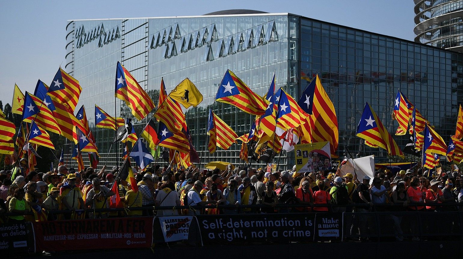 Milaka independentista katalanek egin zuten protesta Europako Parlamentuaren aurrean, Estrasburgon, atzo goizean. PATRICK SEEGER / EFE.