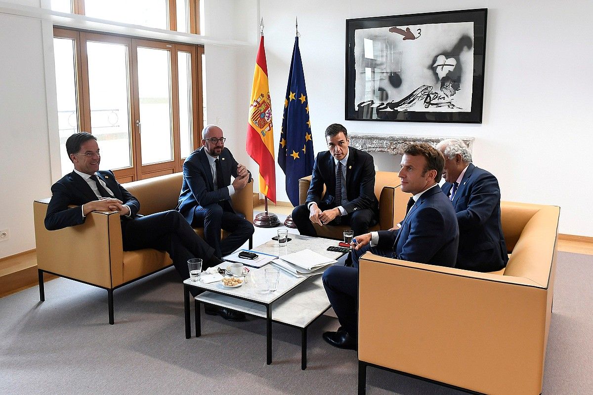 Rutte, Michel, Sanchez, Costa eta Macron, atzo, hautagaiak negoziatu aurretik egindako bilera batean. MONCLOA / EFE.