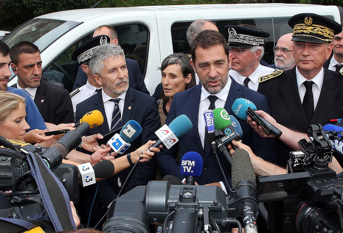 Fernando Grande Marlaska eta Christophe Castaner, atzo, Hendaian egin zuten agerraldian. BOB EDME. Fernando Grande Marlaska eta Christophe Castaner, atzo, Hendaian egin zuten agerraldian. BOB EDME.